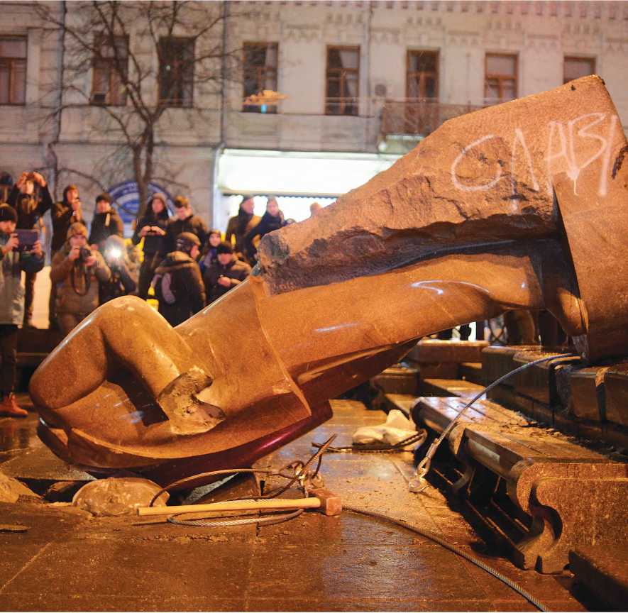 Памятник на Майдане в Киеве. Разрушили голову
