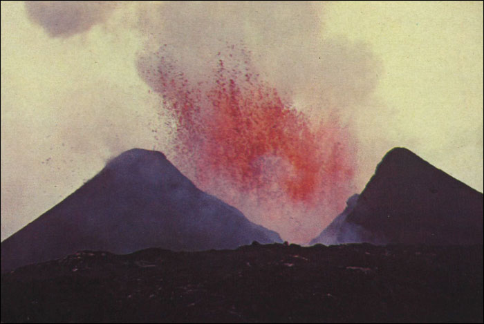 Сера воняет. Гарун Тазиев на вулканах. Гарун Тазиев запах серы. Гарун Тазиев вулканы картинки. Гарун Тазиев вода и пламень.