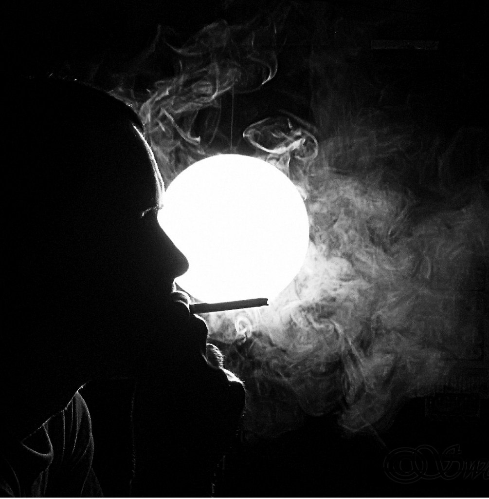 Песня дым ночь. Курящий в темноте. Парень курит в темноте. Парень с сигаретой в темноте. Силуэт мужчины с сигаретой.