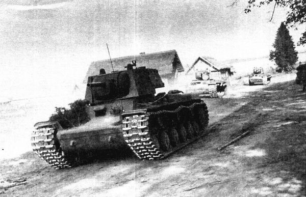 Тяжёлый танк КВ в бою. Иллюстрация № 3