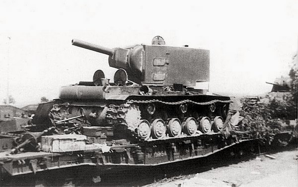 Тяжёлый танк КВ в бою. Иллюстрация № 7
